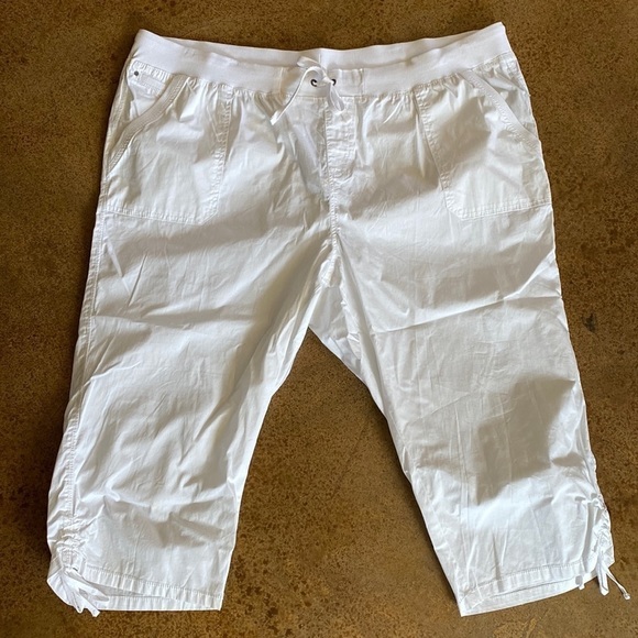 AVENUE white poplin pull on capri with drawstring waist cropped pants - Picture 3 of 8